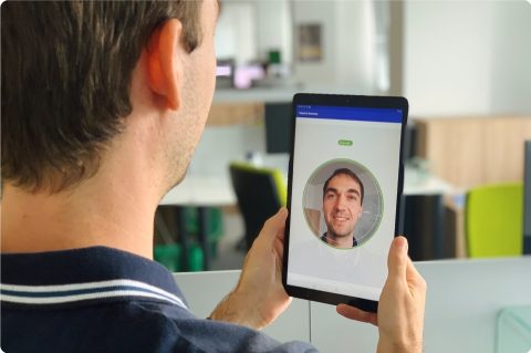 Captura automática de selfie y verificación facial